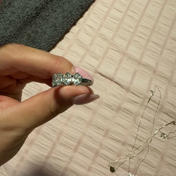 Elegant Silver Gemstone Ring - Picture 2 of 2